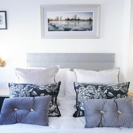 One Bedroom Luxury Ground Floor Apartment With Parking In Heart Holt Холт Экстерьер фото